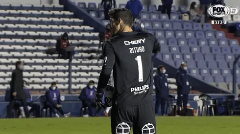 Dituro le responde a alguien "te espero afuera y vamos a ver" en medio del partido de la UC y Nacional.