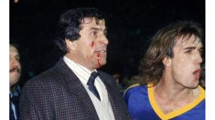 Tabárez y Batistuta reclamando en el Monumental