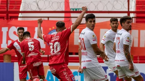 Argentinos celebra frente a Estudiante de La Plata