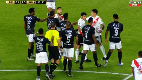 Paulo Díaz se calienta y estuvo a poco de agarrarse en el River-Junior.