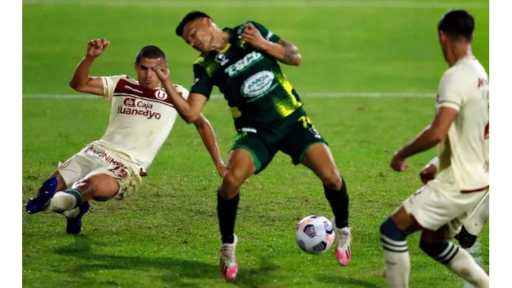 El golazo de taco de Walter Bou para Defensa y Justicia contra Universitario.