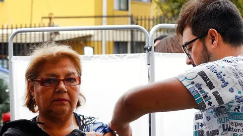 La vacuna es gratuita para el grupo objetivo y está disponible en todos los vacunatorios del sistema público, vacunatorios privados en convenio, colegios y jardines infantiles.