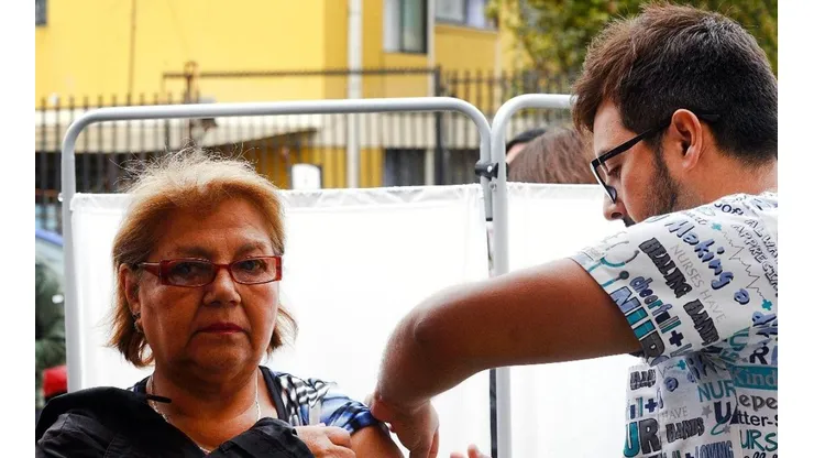 La vacuna es gratuita para el grupo objetivo y está disponible en todos los vacunatorios del sistema público, vacunatorios privados en convenio, colegios y jardines infantiles.