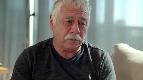 Carlos Caszely no pudo contener las lágrimas ante el doloroso recuerdo de la experiencia que vivió su madre.