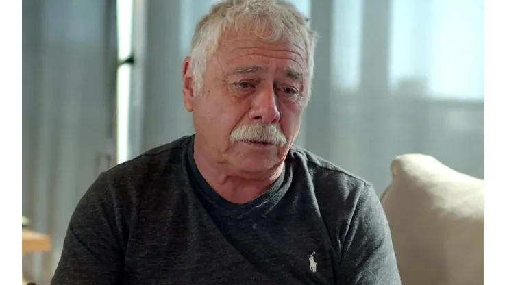 Carlos Caszely no pudo contener las lágrimas ante el doloroso recuerdo de la experiencia que vivió su madre.