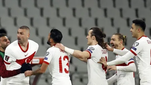 Burak Yilmaz y sus compañeros celebran uno de los goles ante Holanda