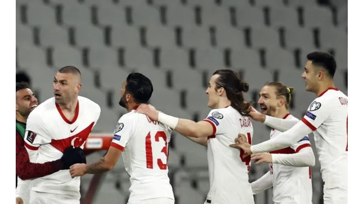 Burak Yilmaz y sus compañeros celebran uno de los goles ante Holanda