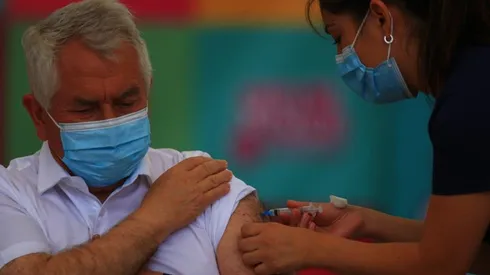 El proceso de inoculación mantiene su marcha en el país, ahora con miras a las elecciones de abril.