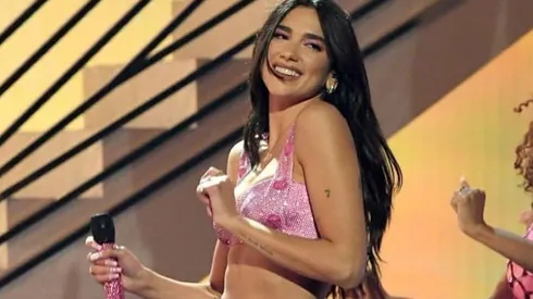 Dua Lipa en medio de su presentación en los Grammy 2021.