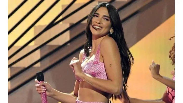 Dua Lipa en medio de su presentación en los Grammy 2021.