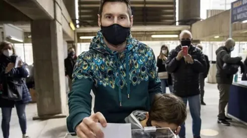 Leo Messi junto a su hijo en el momento de la votación