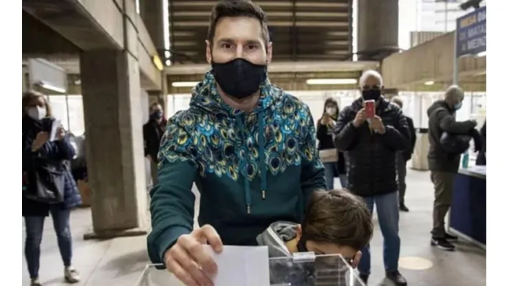 Leo Messi junto a su hijo en el momento de la votación