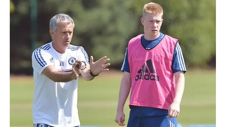 Mourinho entregándole indicaciones a De Bruyne en el entrenamiento de Chelsea