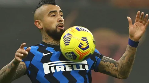 Arturo Vidal corre tras Eriksen para el clásico contra el Milan.