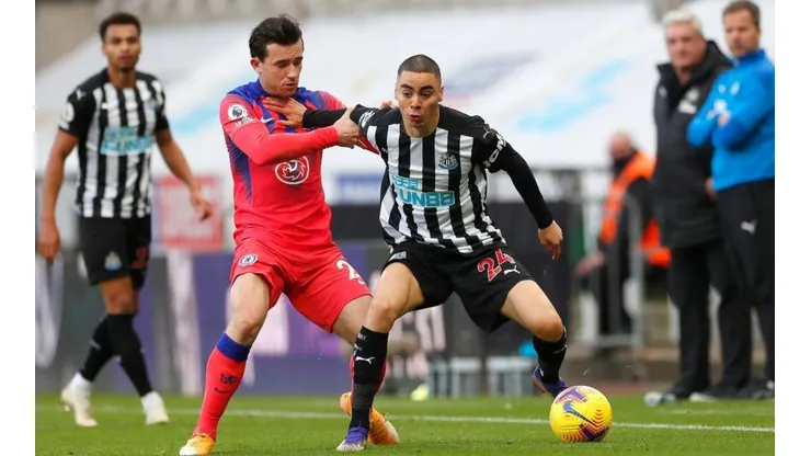 Miguel Almirón carga con el peso futbolístico del Newcastle.