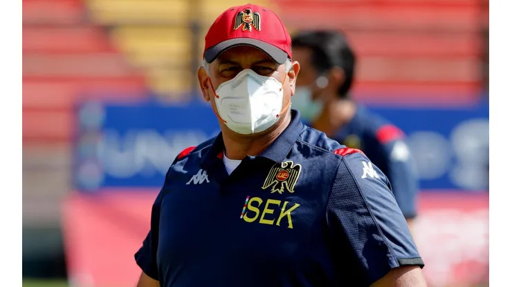El técnico está sin club tras su repentina salida de Unión Española.