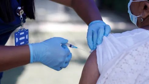 Autoridad cambia criterio de vacunación de extranjeros