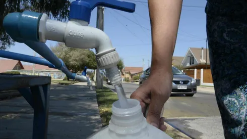 El corte de agua podría llegar a afectar a 38 comunas del Gran Santiago.