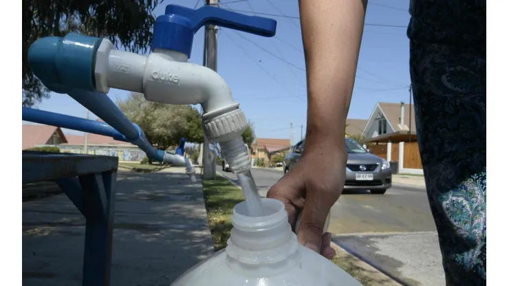 El corte de agua podría llegar a afectar a 38 comunas del Gran Santiago.