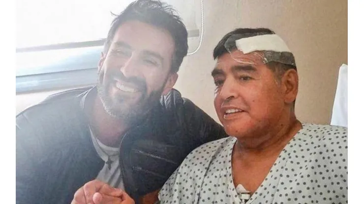 Leopoldo Luque con Diego Maradona después de la operación