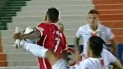 Mano clara de Vargas en la jugada previa