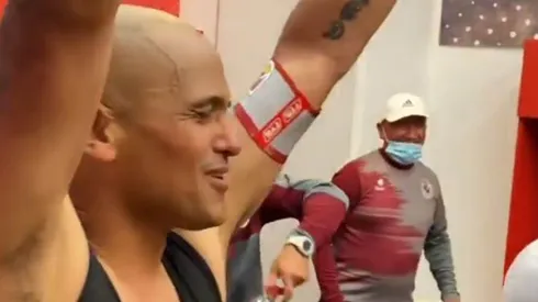 Chupete Suazo celebra en el camarín de La serena