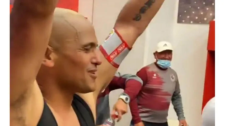 Chupete Suazo celebra en el camarín de La serena
