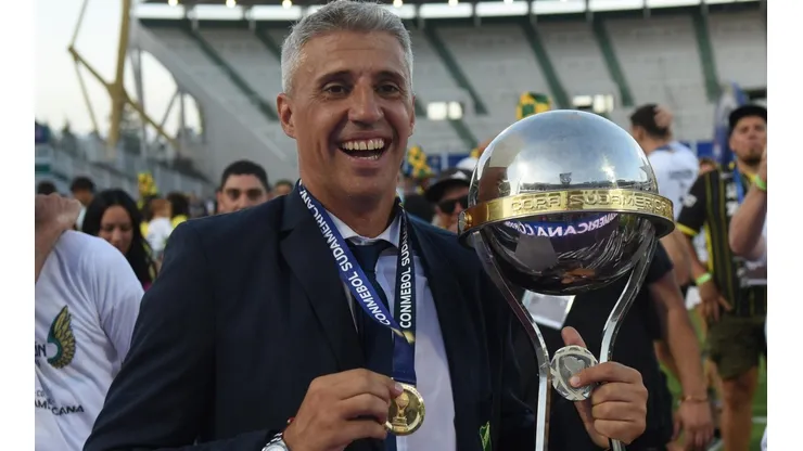 Crespo junto a la Sudamericana que ganó con Defensa y Justicia