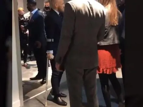 ¡Con ayuda de bastón! Así se fue McGregor del Etihad Arena