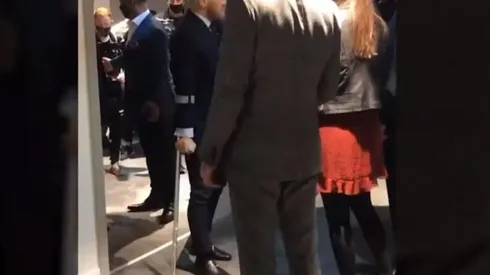 Conor McGregor abandona su camarín ayudado de un bastón