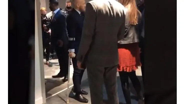 Conor McGregor abandona su camarín ayudado de un bastón
