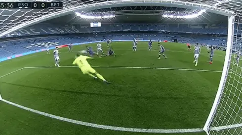 Joel Robles se luce con atajadón y le quiere dar pelea a Claudio Bravo