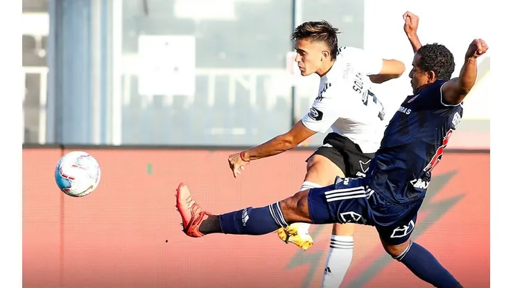 Pablo Solari ante Jean Beausejour en el Superclásico. Ahora será titular en Colo Colo ante Coquimbo Unido.