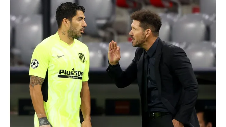Diego Simeone junto a Luis Suárez