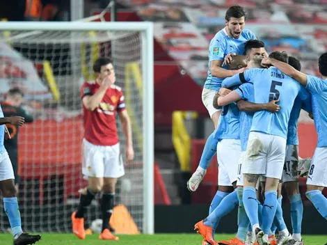 Berbatov critica a los jugadores del United por abrazarse con los del City