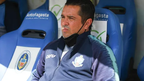 Héctor Tapia en la banca del CDA