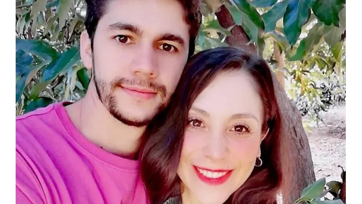 Yamna Lobos junto a su pareja.