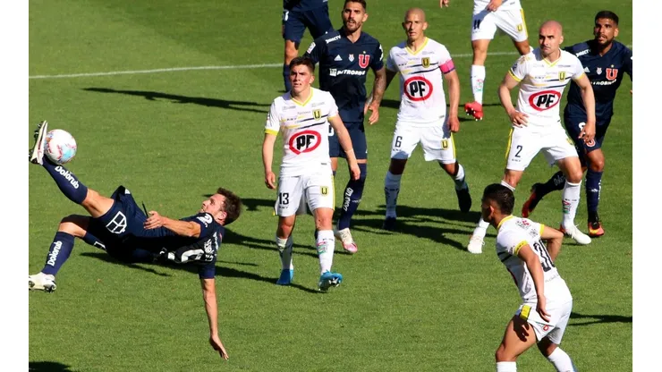 Una final se juega en el Estadio Nacional.