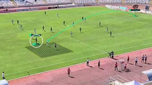 Javier Parraguez recibirá este balón para iniciar la jugada del gol de Colo Colo