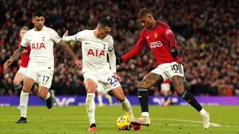 Marcus Rashford y Pedro Porro en el último Manchester United vs Tottenham, en la Premier League 2023/24.