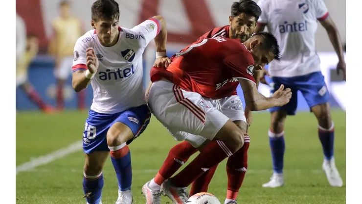Nacional ante River en el 2-6 por Copa Libertadores, con fiesta en la previa.
