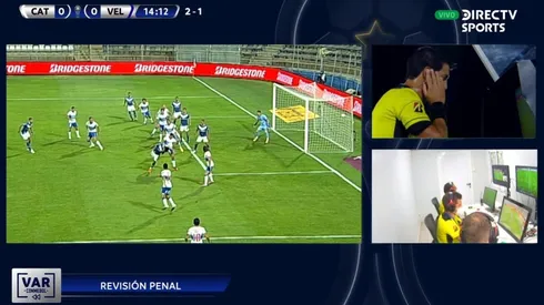 Leodan González dio penal tras mano de Juan Fuentes que revisó en el VAR.