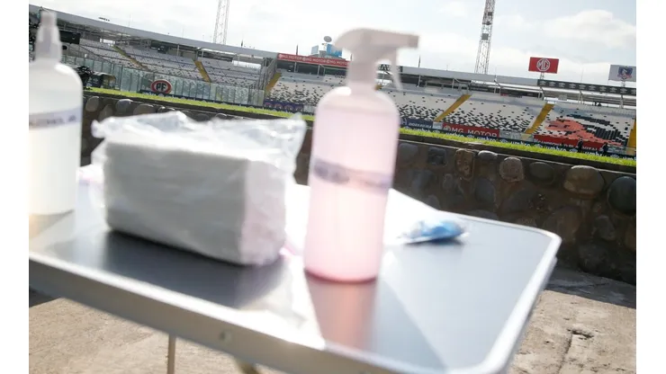 Minsal estudia suspender el fútbol chileno por el rebrote de coronavirus.