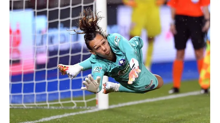 Tiane Endler, La Muralla, regaló una nueva atajada brillante en el PSG.