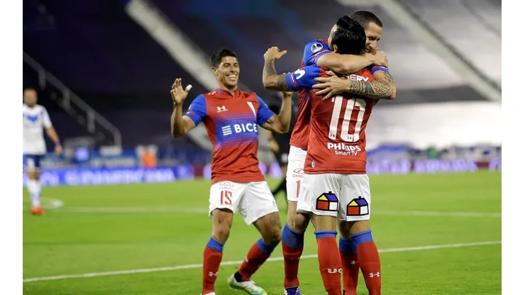 La UC logró anular al potente Vélez de Pellegrino y hacer dos goles de visita.