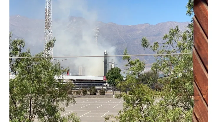 El incendio en el estadio Monumental captado por un usuario en redes sociales.