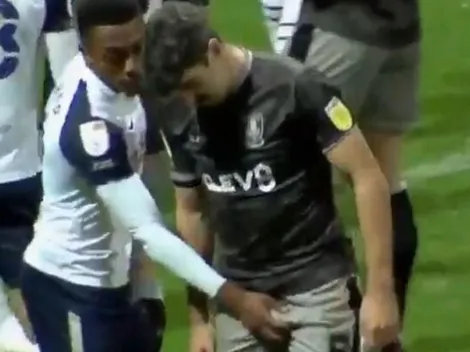 Escándalo: doble manoseo en un tiro de esquina en Inglaterra