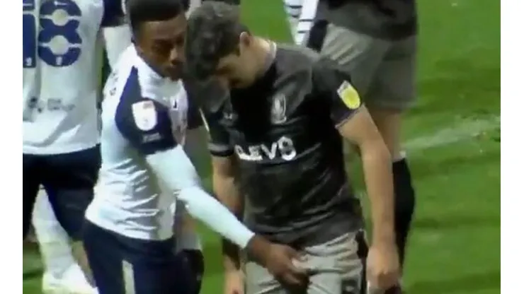El incidente de Darnell Fisher en el duelo entre Preston y el Sheffield.