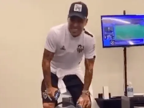 Video: Vargas es bautizado en el Mineiro al ritmo de "La Bomba"