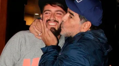 Diego Maradona besa a su hijo luego de reconocerlo